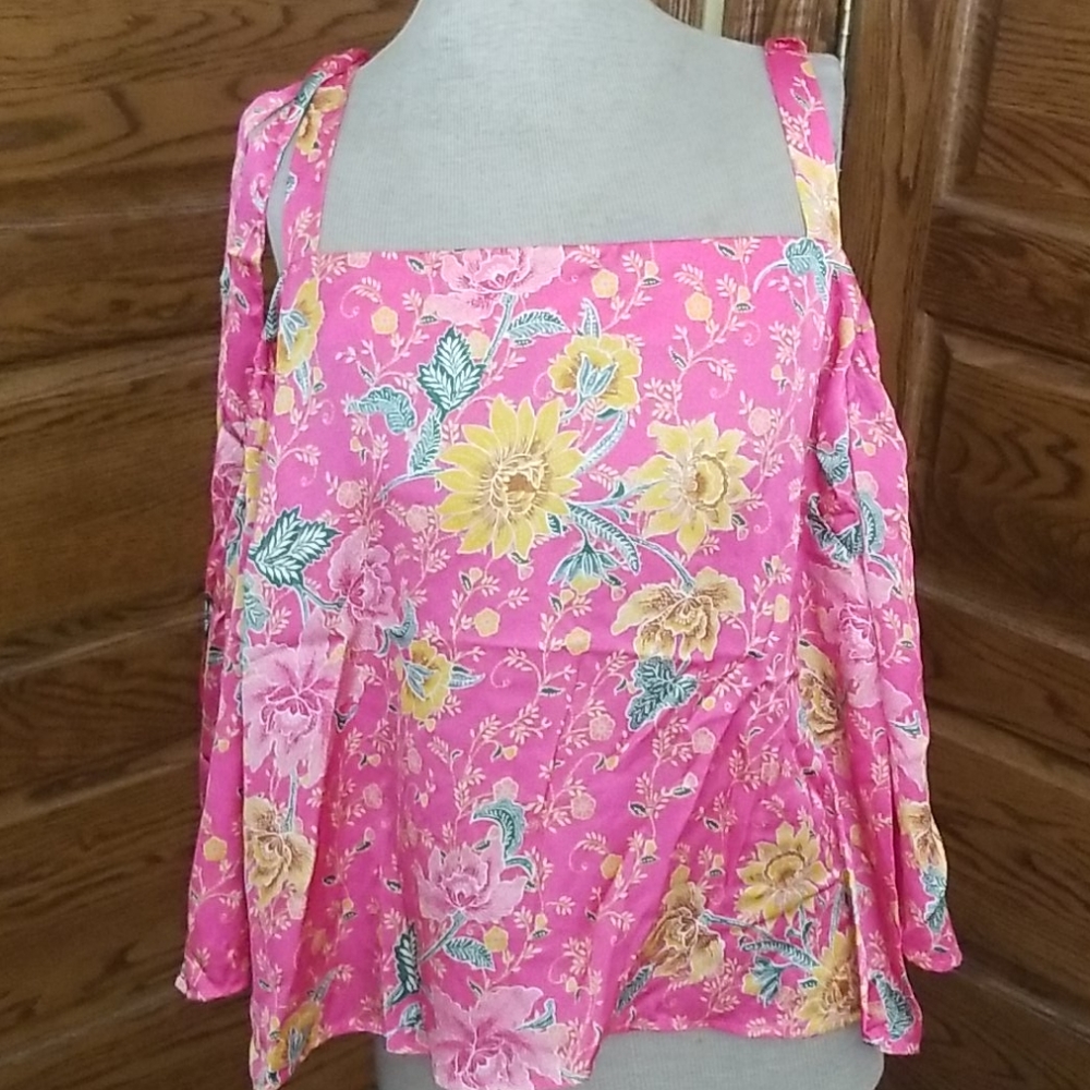 Beautiful coral floral top 1X cold shoulder